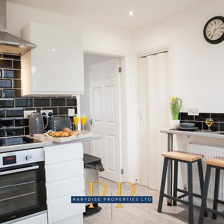 The Knutton House - Spacious Comfort By Parydise Properties - Leisure & Business Stays - Sleeps 7 นิวคาสเซิล-อันเดอร์-ไลม์ ภายนอก รูปภาพ