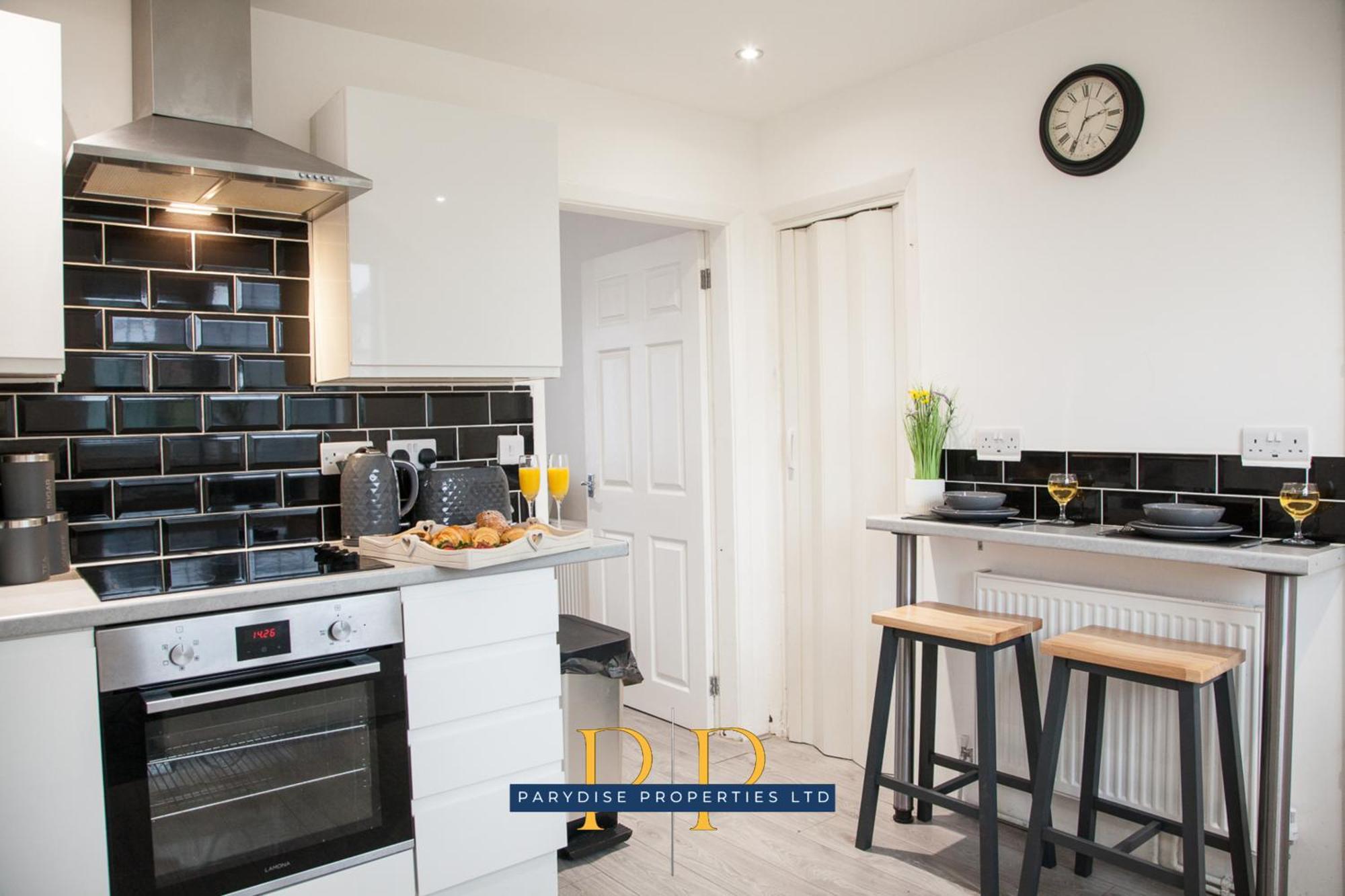 The Knutton House - Spacious Comfort By Parydise Properties - Leisure & Business Stays - Sleeps 7 นิวคาสเซิล-อันเดอร์-ไลม์ ภายนอก รูปภาพ