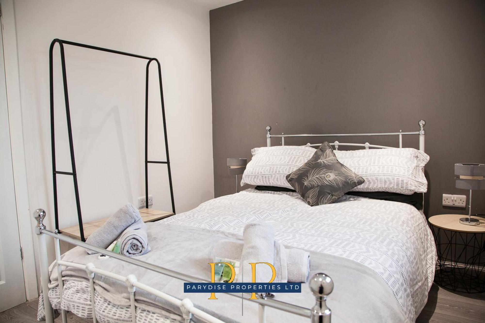 The Knutton House - Spacious Comfort By Parydise Properties - Leisure & Business Stays - Sleeps 7 นิวคาสเซิล-อันเดอร์-ไลม์ ภายนอก รูปภาพ