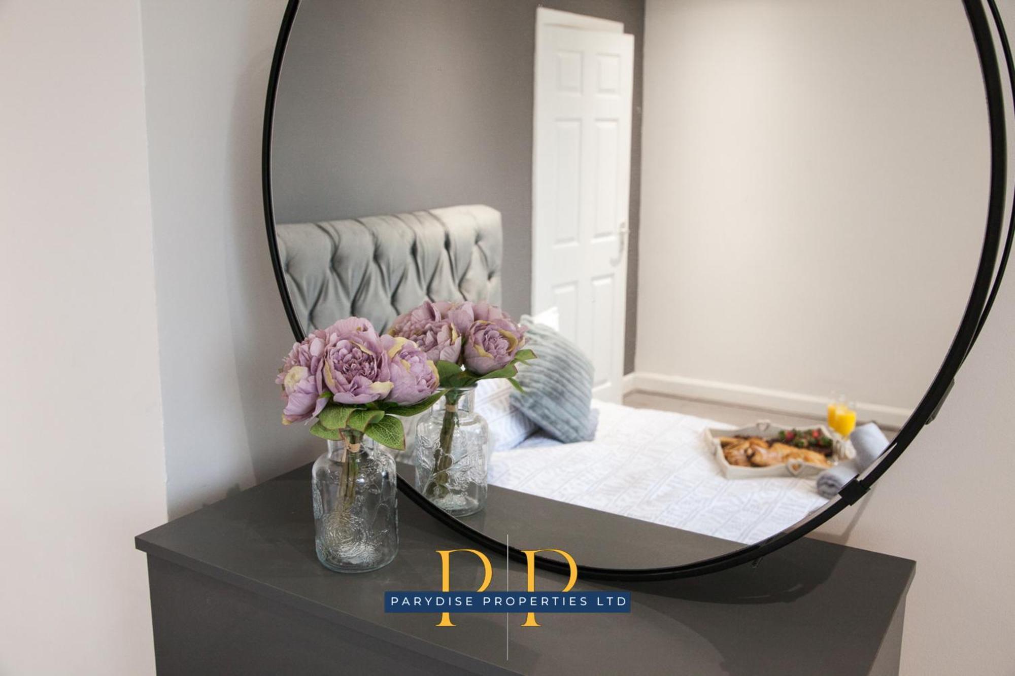 The Knutton House - Spacious Comfort By Parydise Properties - Leisure & Business Stays - Sleeps 7 นิวคาสเซิล-อันเดอร์-ไลม์ ภายนอก รูปภาพ