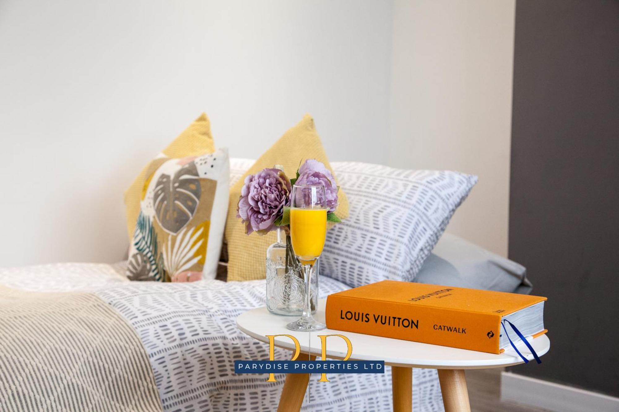 The Knutton House - Spacious Comfort By Parydise Properties - Leisure & Business Stays - Sleeps 7 นิวคาสเซิล-อันเดอร์-ไลม์ ภายนอก รูปภาพ