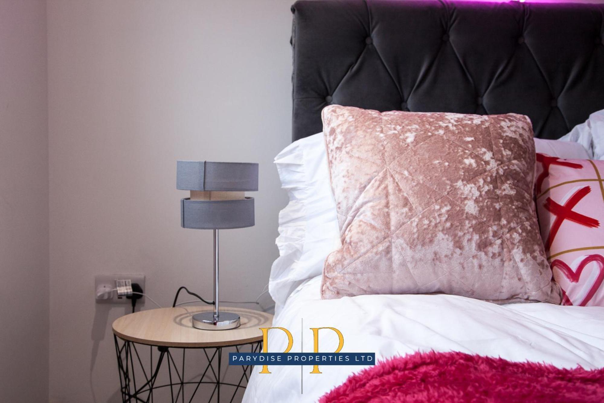 The Knutton House - Spacious Comfort By Parydise Properties - Leisure & Business Stays - Sleeps 7 นิวคาสเซิล-อันเดอร์-ไลม์ ภายนอก รูปภาพ