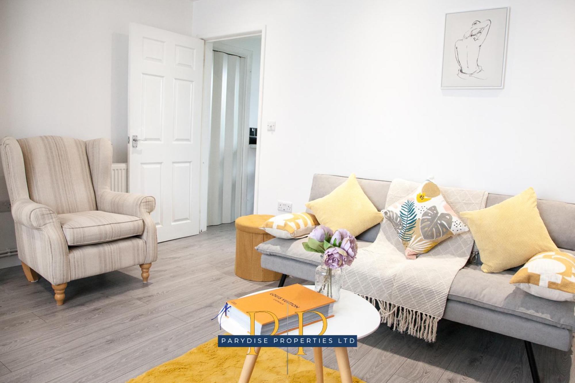 The Knutton House - Spacious Comfort By Parydise Properties - Leisure & Business Stays - Sleeps 7 นิวคาสเซิล-อันเดอร์-ไลม์ ภายนอก รูปภาพ
