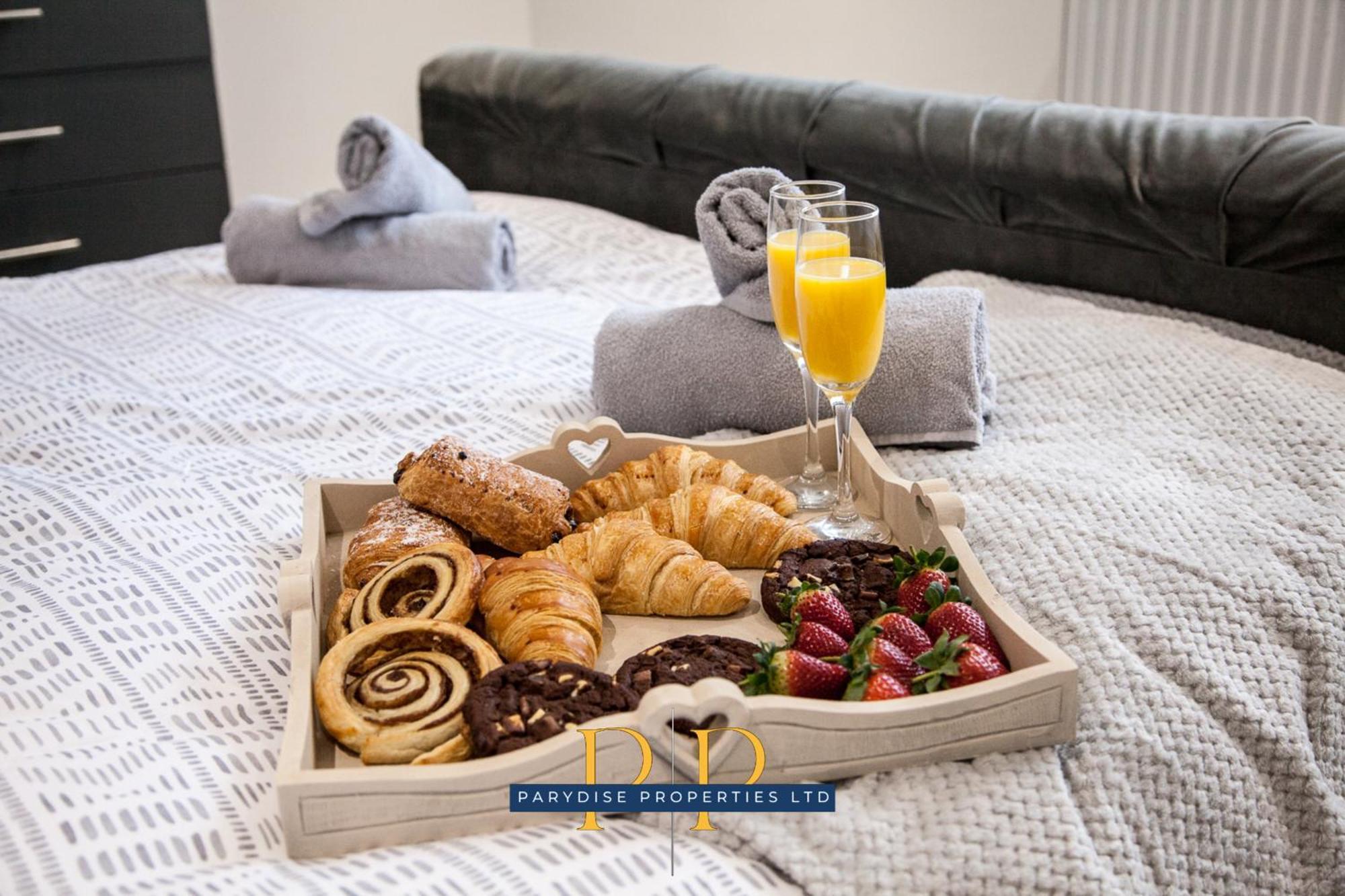 The Knutton House - Spacious Comfort By Parydise Properties - Leisure & Business Stays - Sleeps 7 นิวคาสเซิล-อันเดอร์-ไลม์ ภายนอก รูปภาพ
