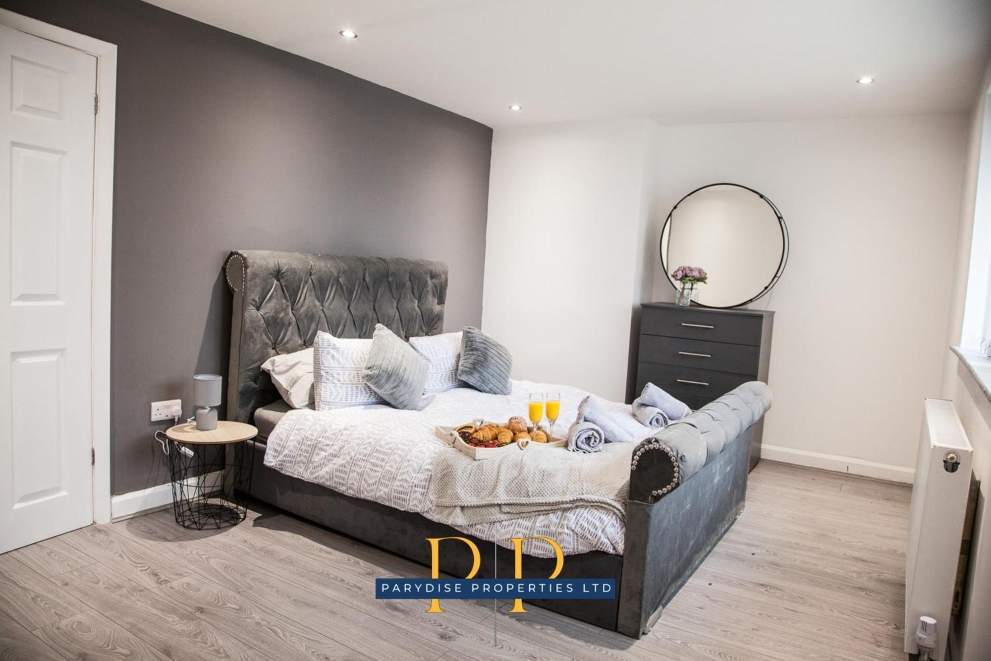 The Knutton House - Spacious Comfort By Parydise Properties - Leisure & Business Stays - Sleeps 7 นิวคาสเซิล-อันเดอร์-ไลม์ ภายนอก รูปภาพ